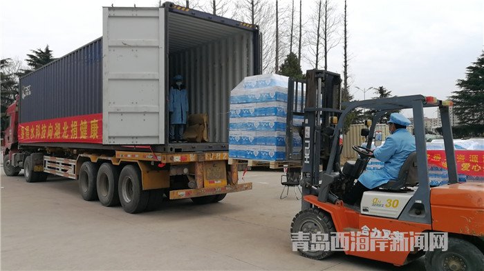 首批包裝直飲水裝車(chē)發(fā)運(yùn)。孫啟攝.jpg