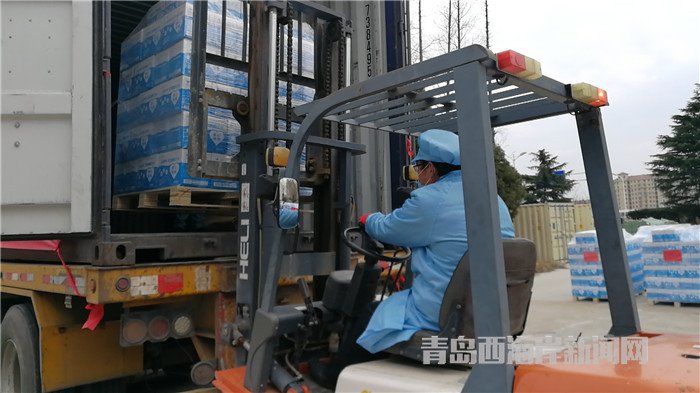 首批包裝直飲水裝車(chē)發(fā)運(yùn)。孫啟攝4.jpg