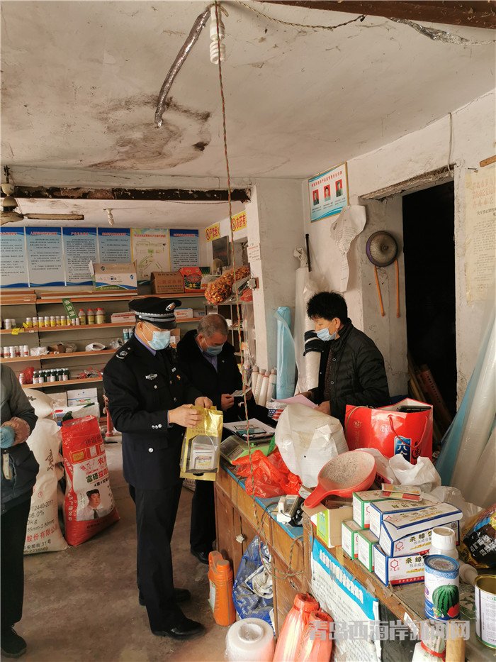 圖1為西海岸新區(qū)農(nóng)業(yè)綜合行政執(zhí)法大隊執(zhí)法人員在辛安街道農(nóng)藥店檢查。.jpg