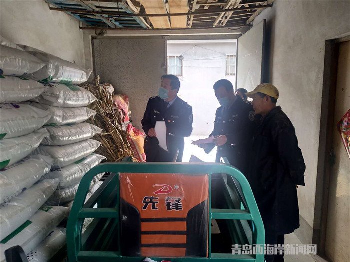 圖為西海岸新區(qū)農(nóng)業(yè)綜合行政執(zhí)法大隊執(zhí)法隊員在檢查肥料經(jīng)營情況。.jpg